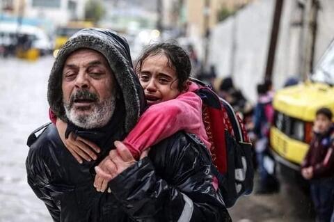غزة: صور مأساوية لاطفال المدارس بسبب الفيضانات وحماس تحمل اسرائيل المسؤولية