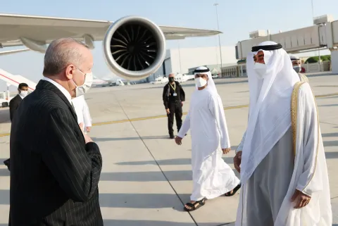 محمد بن زايد يستقبل ارودغان في مطار ابو ظبي