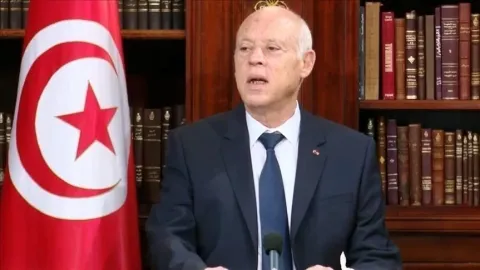 الرئيس التونسي يقرر حل المجلس الأعلى للقضاء