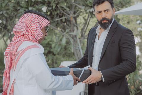 أنجين أكيوريك يسرق 