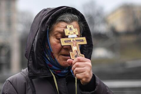 Number of Refugees Fleeing Ukraine Spikes to 875,000 (AFP)