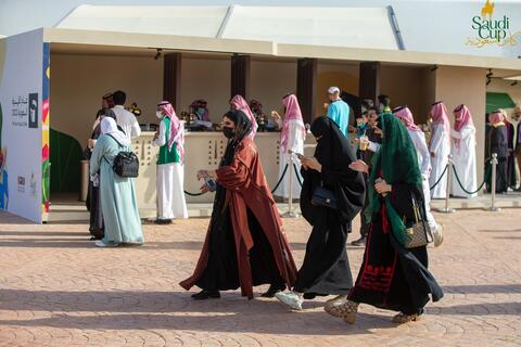 وزير الرياضة السعودي يخطف الأنظار برقصة السامري في كأس السعودية 