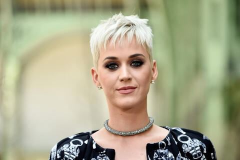 تمزّق بنطال كاتي بيري من الخلف في برنامج  American Idol.. وتعالج الموقف بشريط لاصق