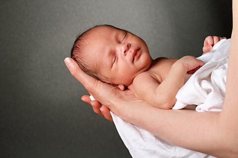 War Baby! Ukrainian Mom Gives Birth on The Sound of Bombs!