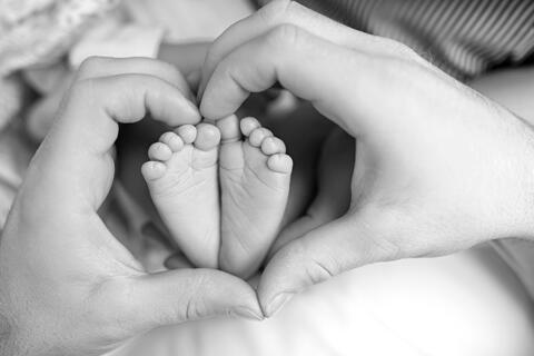 Can Unmarried Couples Get Birth Certificate For Their Kids in Abu Dhabi?