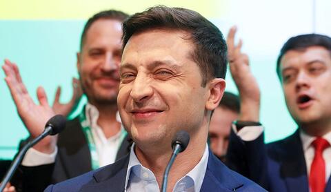 زيلينسكي يقيل مسؤولين كبيرين خائنين