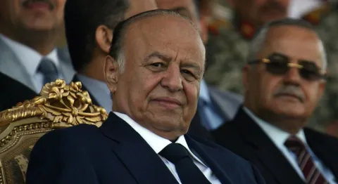 عاجل: الرئيس اليمني يشكل مجلس رئاسي وينقل له كافة صلاحياته