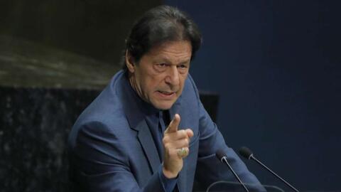 حشود ضخمة تكتسح شوارع باكستان دعما لـ عمران خان