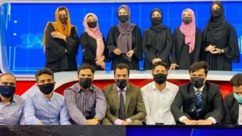 بالكمامات .. هكذا تضامن مذيعون أفغان مع زميلاتهن في وجه طالبان