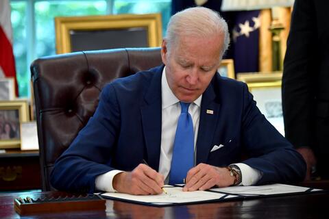 US President Biden Agrees 'Lend-lease' Aid Package to Ukraine