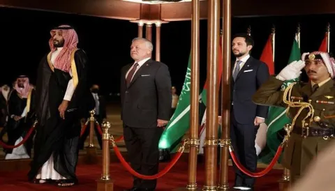 العناق الحار بين محمد بن سلمان وولي العهد الأردني يثير تفاعلا كبيرا .. فيديوهات