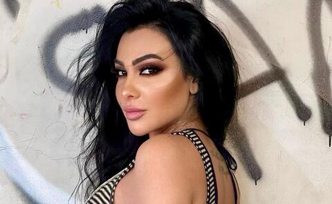  ميرهان حسين تخطف الأنظار بجلسة تصوير بلون التفاح