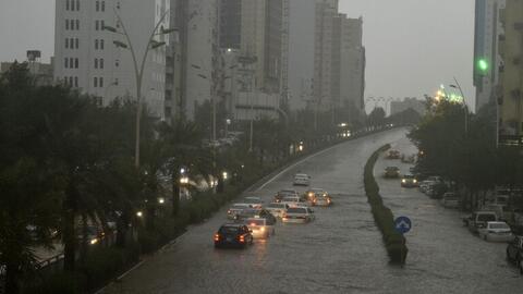 أمطار صيفية وعاصفة غبارية تجتاح السعودية