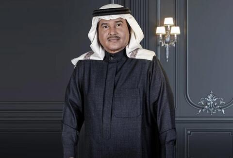 كيف تصرف محمد عبده بعد وقوع مصور حفلته على المسرح؟ .. فيديو