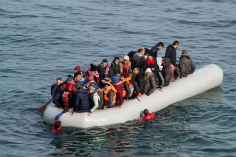 خفر السواحل اليوناني يبحث عن 50 مهاجرا غرقوا في البحر