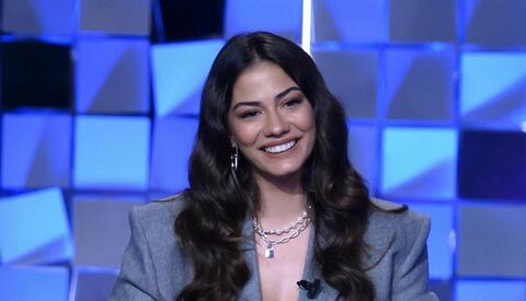 ديميت أوزدمير وأنجين أكيوريك يتألقان بالأسود خلال حفل Joy Awards.. ويلفتان النظر بالانسجام بينهما