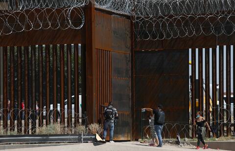 Americans Guards as Arresting 'Like Crazy' at The US-Mexican Border 