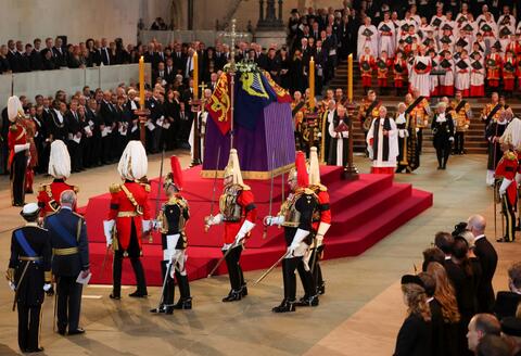How Many Viewed The Casket of Queen Elizabeth?