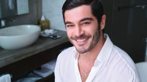 Burak Özçivit shares heartwarming pic with his son