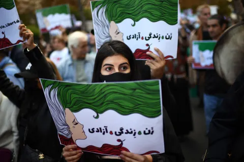 المعلمون يدعون للاضراب وزخم المظاهرات يتوسع في ايران