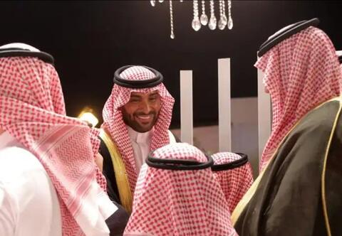 غازي الذيابي في مرمى الهجوم .. ومقارنته بيزيد الراجحي المحاط بالأمراء