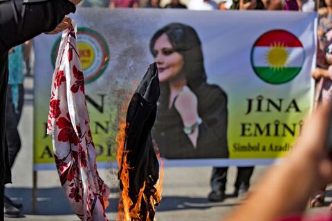 Thousands attend Mahsa Amini's 40th-day ceremony
