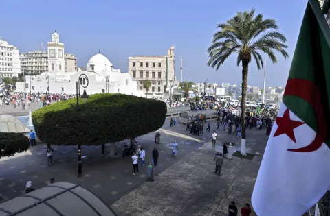 الامير حسين يقود وفد الاردن لاول مرة: هؤلاء يحضرون قمة الجزائر؟