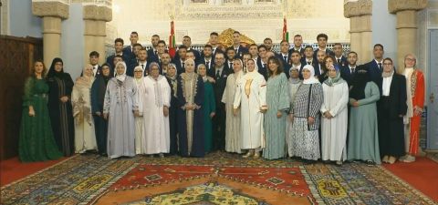 محمد السادس يستقبل أسود الأطلس.. وأمهاتهم يخطفن الأنظار