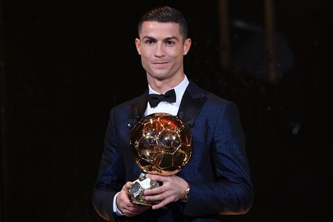 بيع الكرة الذهبية التي نالها رونالدو في 2014 مقابل مبلغ خيالي