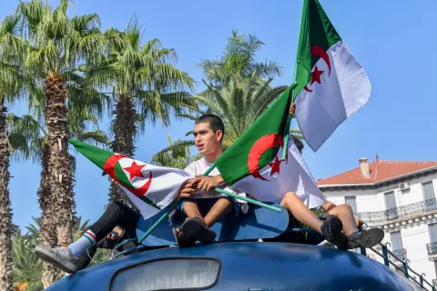 وزير جزائري يحرج شركة سعودية ويطالبها بتغيير خريطة (فيديو)