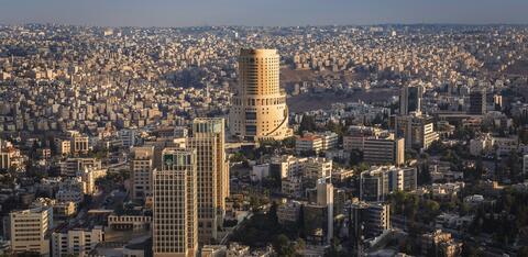 شخص يطعن زوجته وابنتيه في عمان