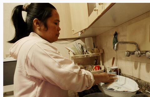 فرار عشرات العاملات الفلبينيات من الكويت بعد اغتصاب وقتل وحرق زميلتهن