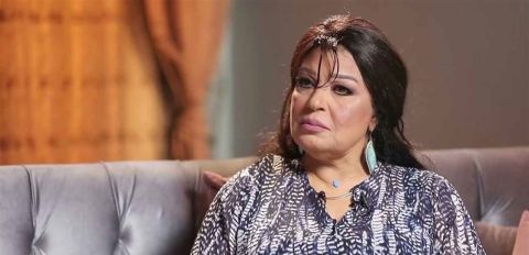فيفي عبده تنشر صورة مع حفيدها في بركة السباحة