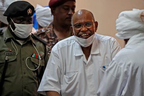 نقل الرئيس السوداني السابق إلى العناية المركزة وحالته الصحية خطيرة