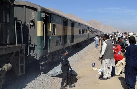 2 killed in Pakistan train blast