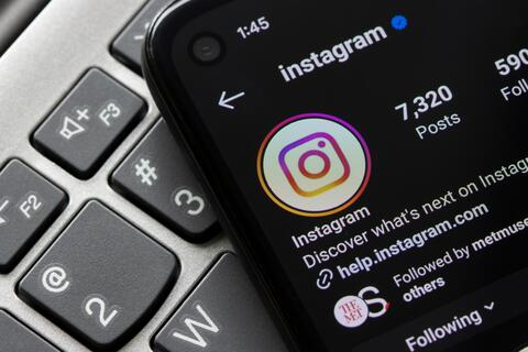 إطلاق خدمة توثيق فيسبوك وإنستغرام مقابل اشتراك شهري.. القيمة والمميزات