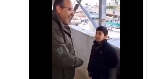 فيديو: طفل فلسطيني يرفض مصافحة ضابط اسرائيلي