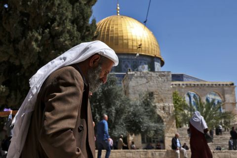 قوات الاحتلال تقتحم المسجد الاقصى وتعتدي على المعتكفين