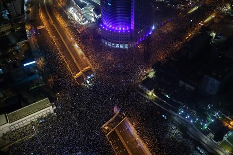 احتجاجات في اسرائيل وتحذيرات امنية من الانقسام