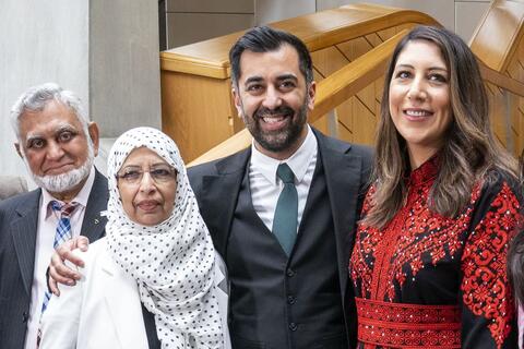 بالصور: زوجة حمزة يوسف ترتدي الثوب الفلسطيني أمام البرلمان الاسكتلندي