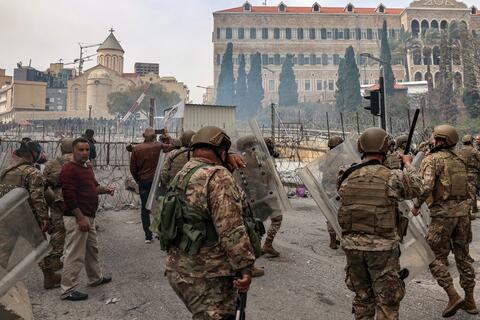 متظاهرون يحاولون اقتحام السراي الحكومي.. اشتباكات وسط بيروت