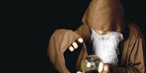 كتب على أجسادهن وهددهن بفيديوهات فاضحة.. مشعوذ عراقي يبتز 250 سيدة (فيديو)