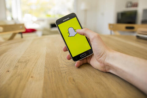 سناب شات تمكن الأهل من التحكم بالمحتوى الذي يشاهده أبنائهم - الحساس والإيحائي
