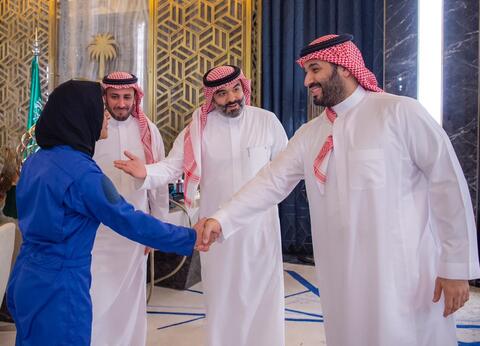 لحظات مثيرة: رائدا الفضاء السعوديان يشاركان صورهما قبل الإقلاع إلى الفضاء (صور)