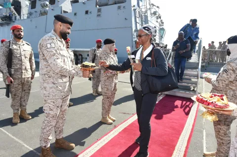 عشرات السعوديين ورعايا دول اخرى يصلون جدة بعد اجلائهم من السودان