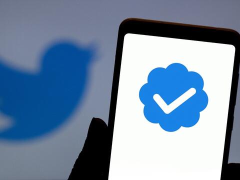 بعد قرار إيلون ماسك.. أبرز المشاهير الذين خسروا العلامة الزرقاء 