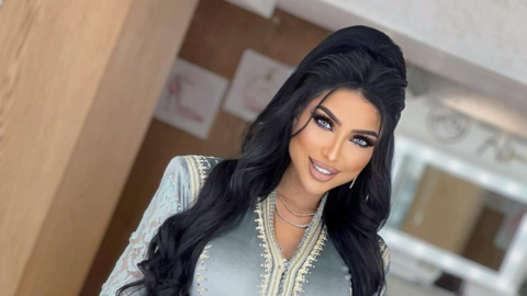دنيا بطمة و ابنتها تخطفان الأنظار في أحدث إطلالة لهما