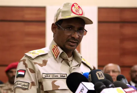 قوات الدعم السريع تأسر جنودا مصريين شمالي السودان (فيديو)