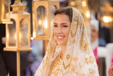 رجوة آل سيف بثوب للمصممة هنيدة صيرفي في حفلة الحناء (صور)