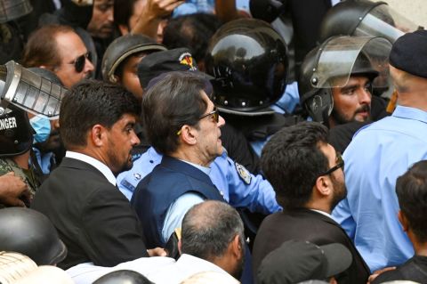 الإفراج عن عمران خان بعد الغاء توقيفه على خلفية قضية فساد